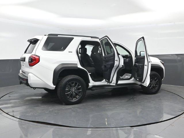 Used 2025 Toyota 4Runner SR5 AWD/4WD image 27