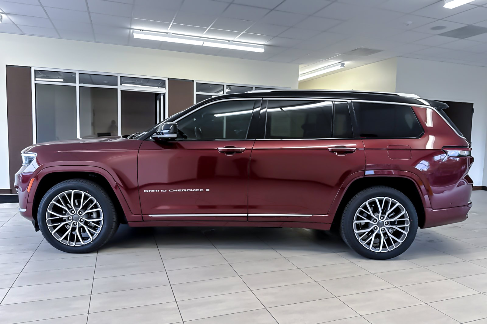 Used 2021 Jeep Grand Cherokee L Summit AWD/4WD image 7