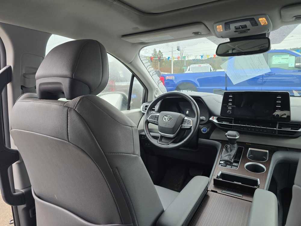 Used 2021 Toyota Sienna XLE image 10