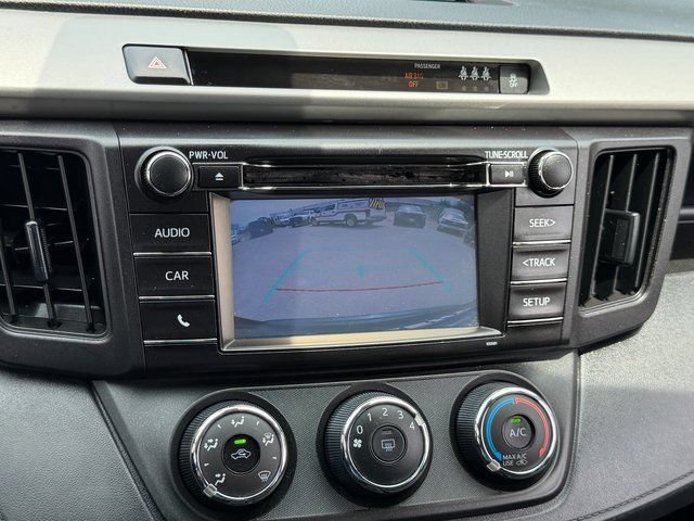 Used 2018 Toyota RAV4 LE FWD image 17