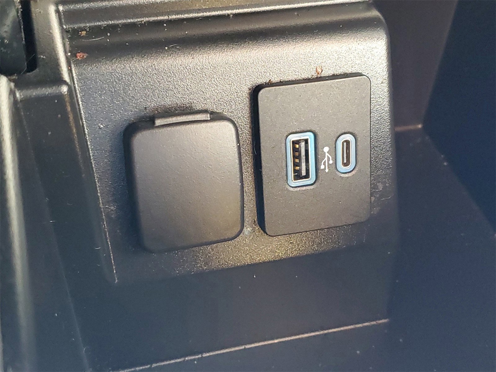 Certified 2022 Ford Explorer XLT w/ Equipment Group 202A image 29