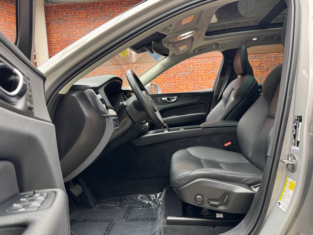 Used 2022 Volvo XC60 B5 Momentum AWD/4WD image 22