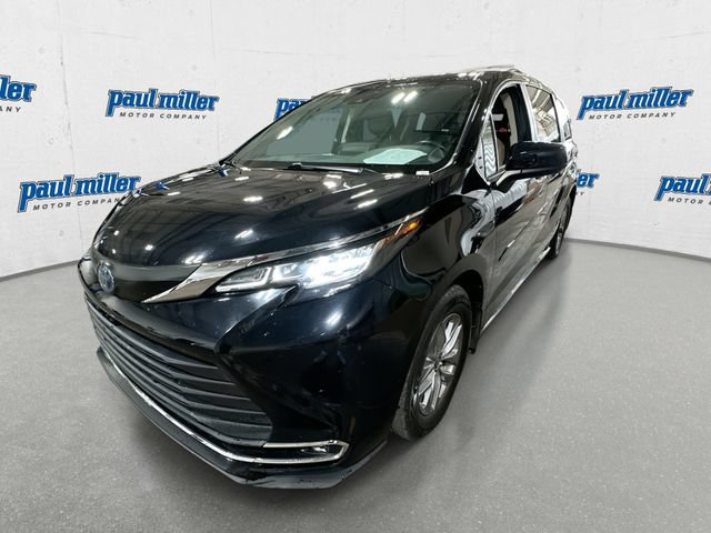 Used 2022 Toyota Sienna XLE FWD image 1