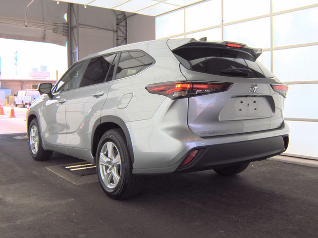 Used 2024 Toyota Highlander LE FWD image 4