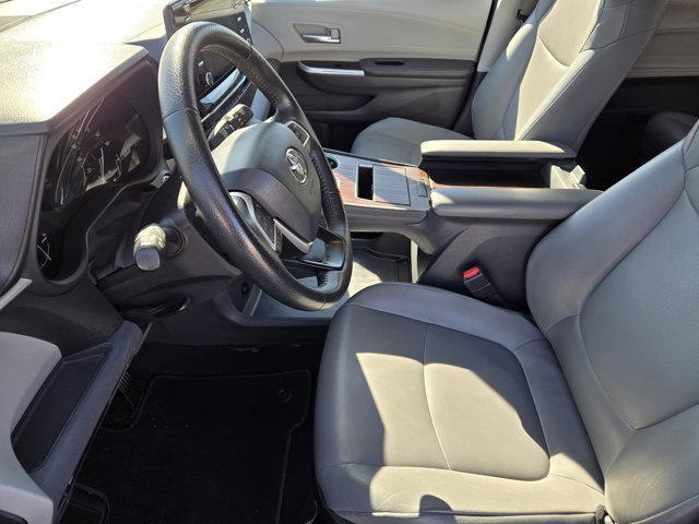 Used 2022 Toyota Sienna XLE image 12