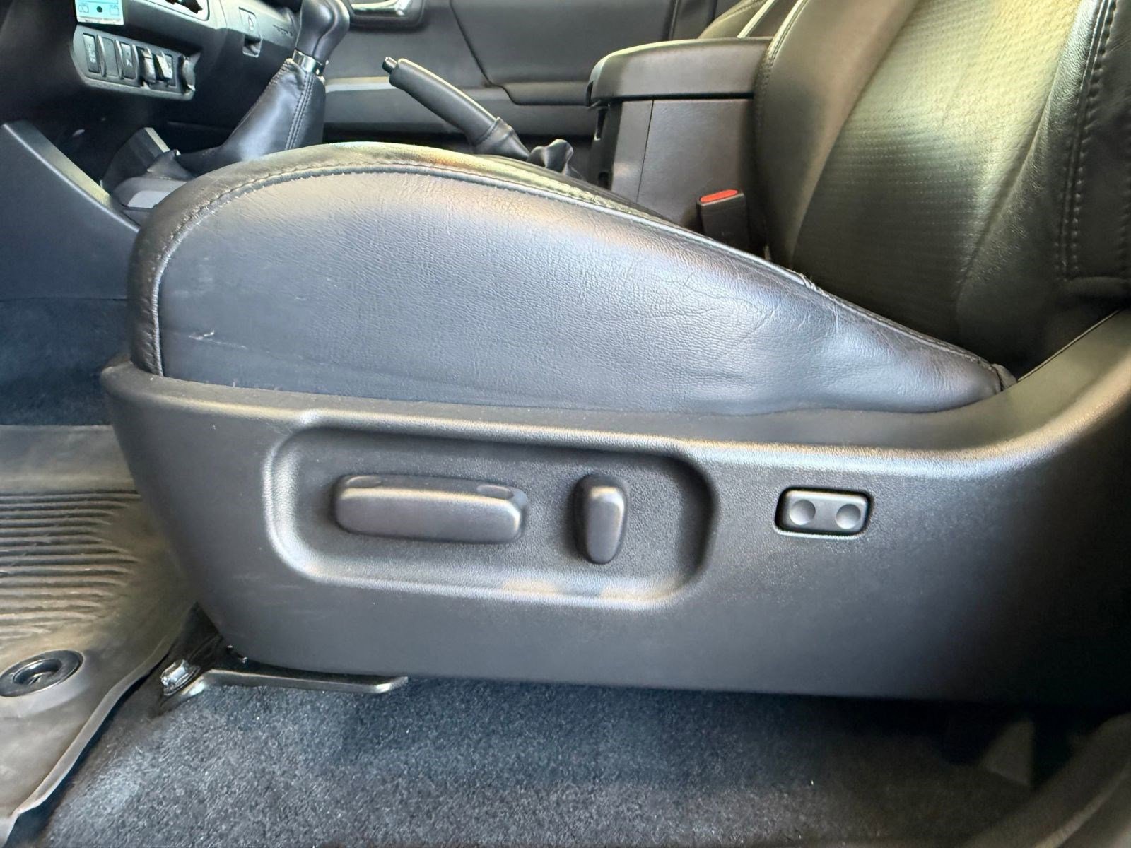 Used 2022 Toyota Tacoma TRD Off-Road w/ TRD Premium Off Road Package AWD/4WD image 14