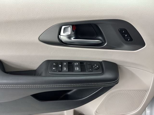 Used 2023 Chrysler Pacifica Touring-L image 5