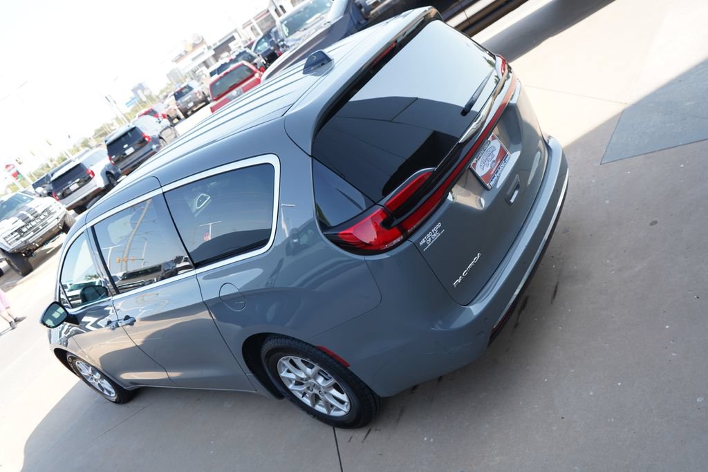 Used 2025 Chrysler Pacifica Select FWD image 10