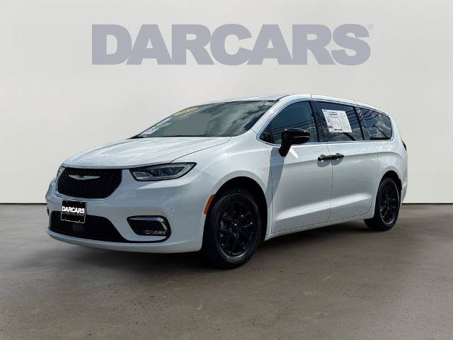 Used 2024 Chrysler Pacifica Touring-L FWD image 3