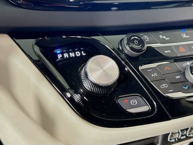 Used 2023 Chrysler Pacifica Touring-L image 16