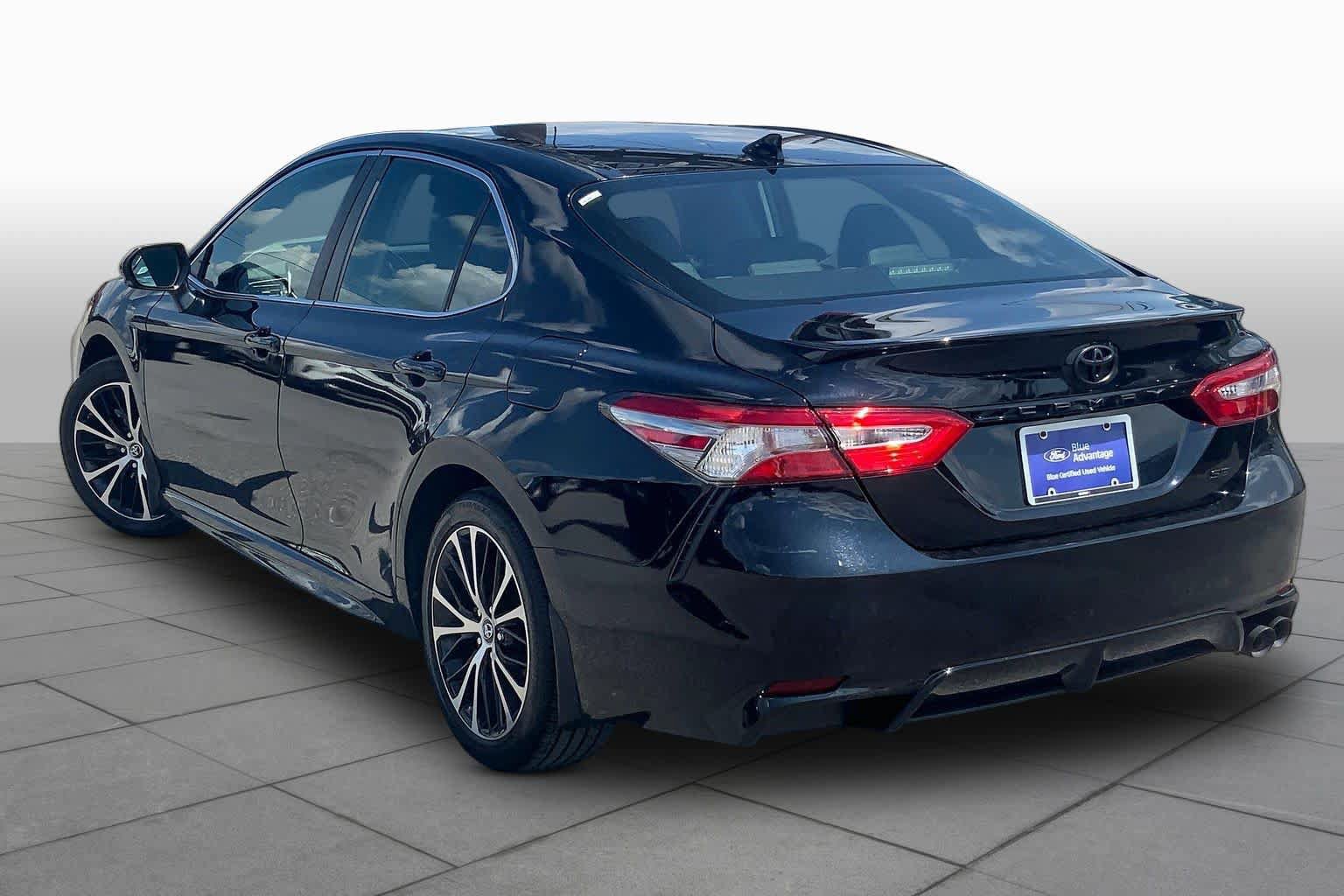 Used 2019 Toyota Camry SE w/ Convenience Package FWD image 12