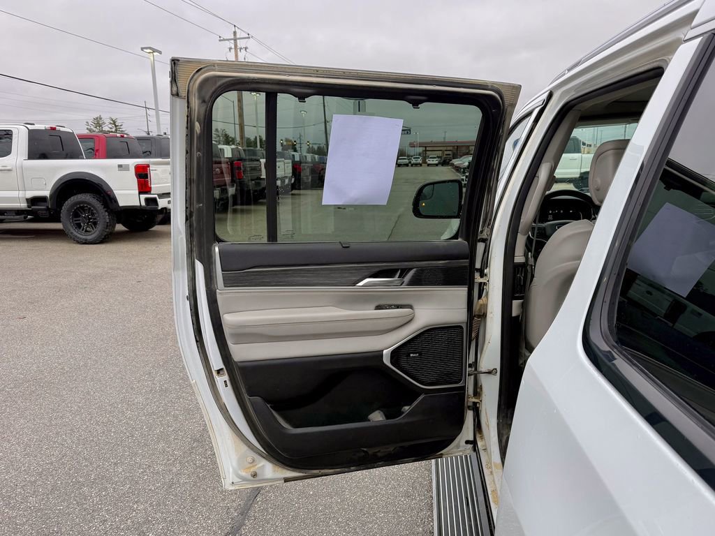 Used 2023 Jeep Wagoneer L Series III w/ Premium Group I image 16