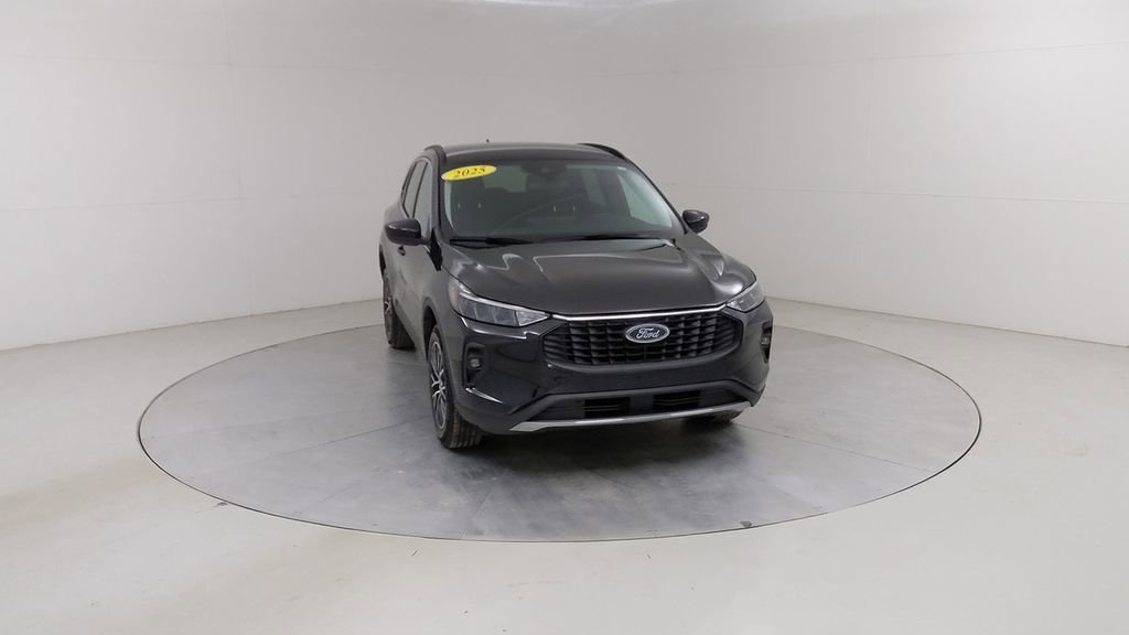 Certified 2025 Ford Escape SE w/ Class II Trailer Tow Package FWD image 9
