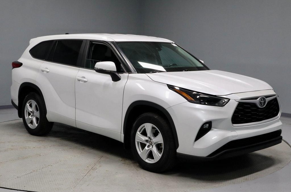 Used 2023 Toyota Highlander LE image 7