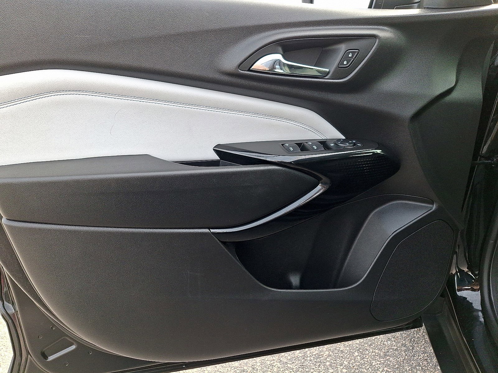 Used 2025 Chevrolet Trax LT w/ LT Convenience Package image 12