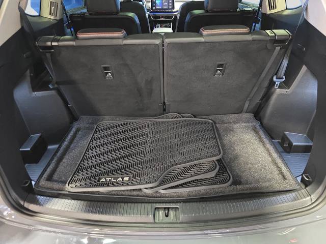 Used 2025 Volkswagen Atlas Peak Edition SE AWD/4WD image 4
