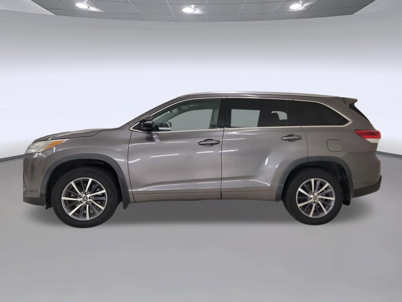Used 2018 Toyota Highlander XLE FWD image 2