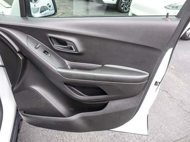 Used 2022 Chevrolet Trax LT w/ LT Convenience Package AWD/4WD image 28