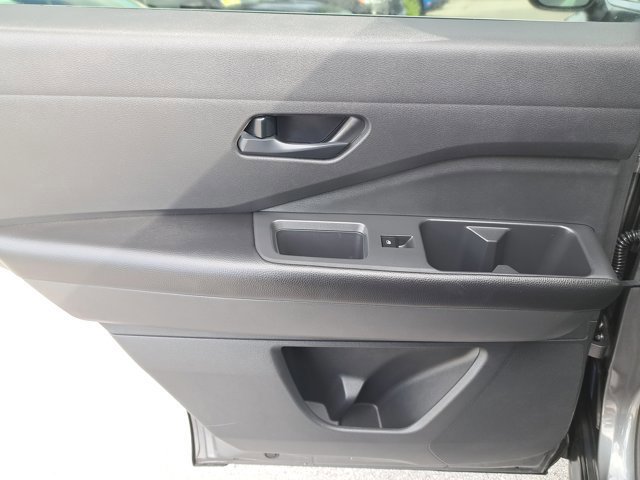 Used 2023 Nissan Pathfinder S image 16