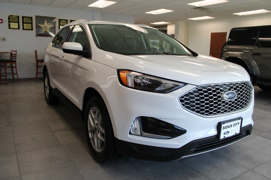 Certified 2024 Ford Edge SEL w/ Convenience Package AWD/4WD image 3