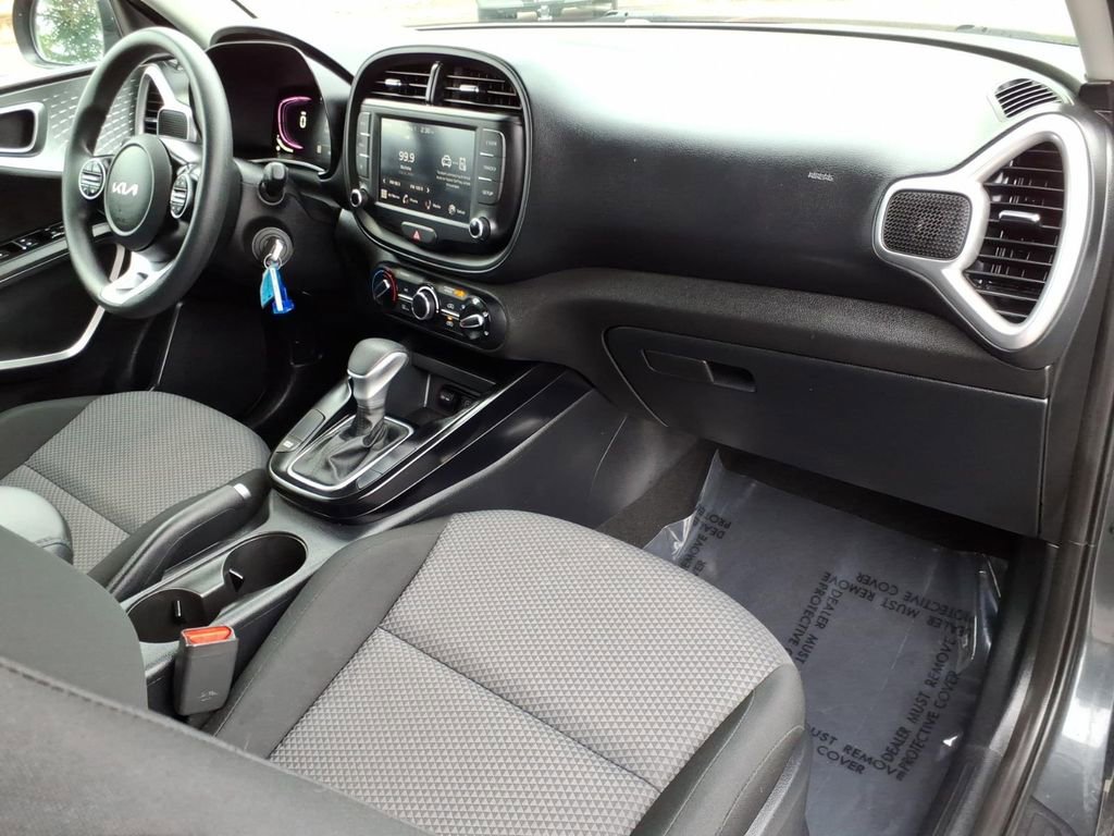 Used 2025 Kia Soul LX w/ LX Technology Package FWD image 4