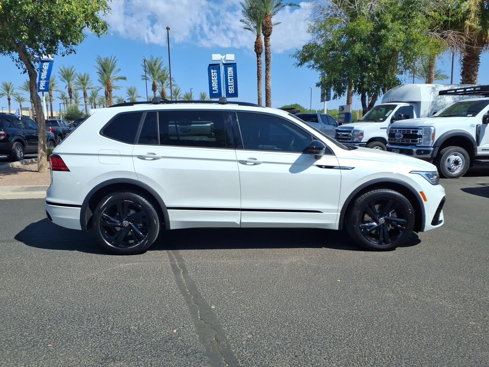 Used 2024 Volkswagen Tiguan SE R-Line FWD image 3
