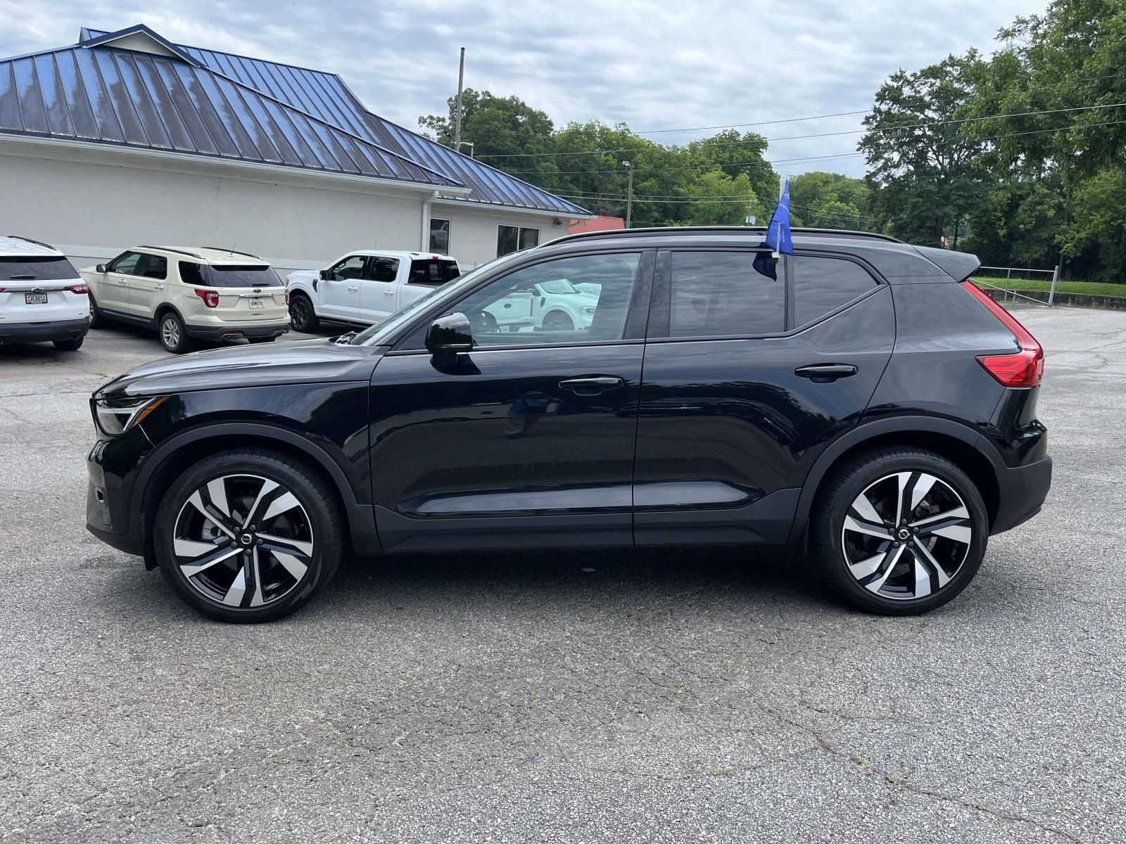 Used 2025 Volvo XC40 B5 Plus AWD/4WD image 6