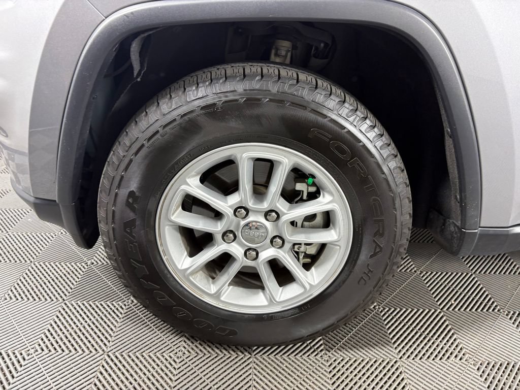 Used 2019 Jeep Grand Cherokee Laredo AWD/4WD image 11