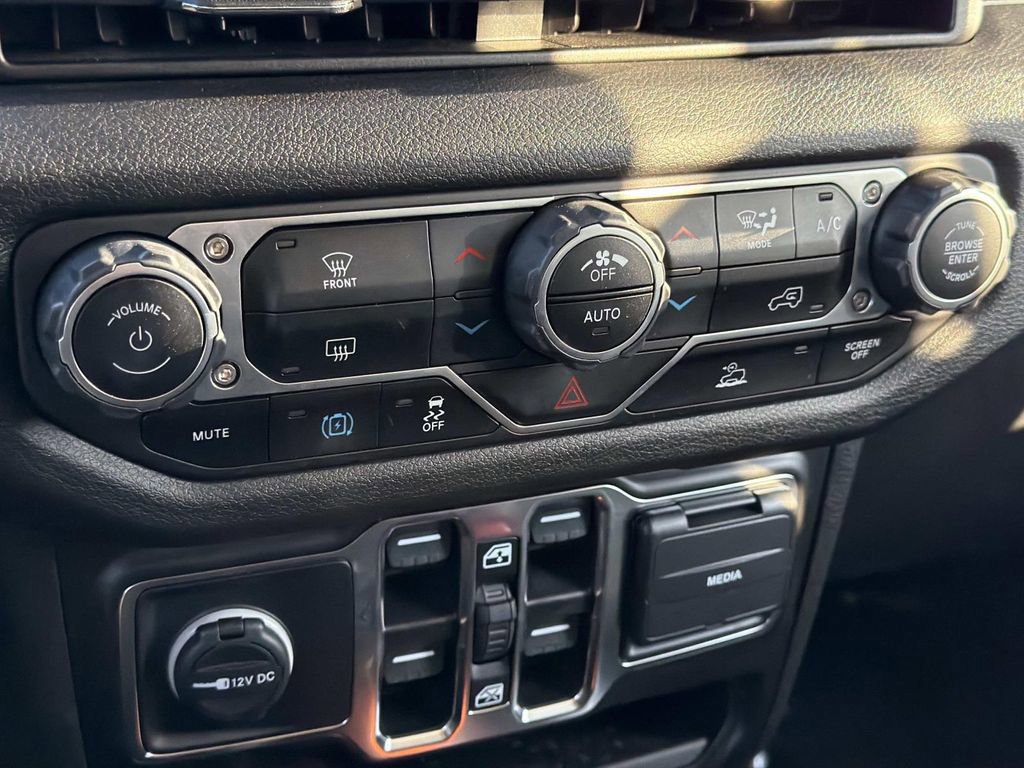 Used 2024 Jeep Wrangler Unlimited image 25
