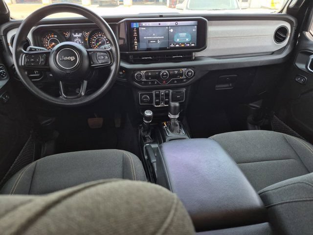 Used 2025 Jeep Gladiator Mojave AWD/4WD image 14