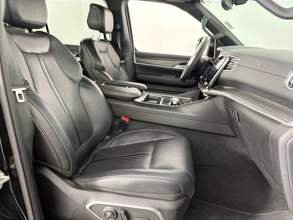 Used 2024 Jeep Wagoneer L Series II w/ Flexible Seating Group AWD/4WD image 31