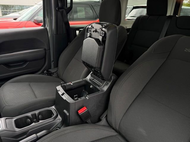 Used 2023 Jeep Wrangler Unlimited Sahara w/ Cold Weather Group AWD/4WD image 32