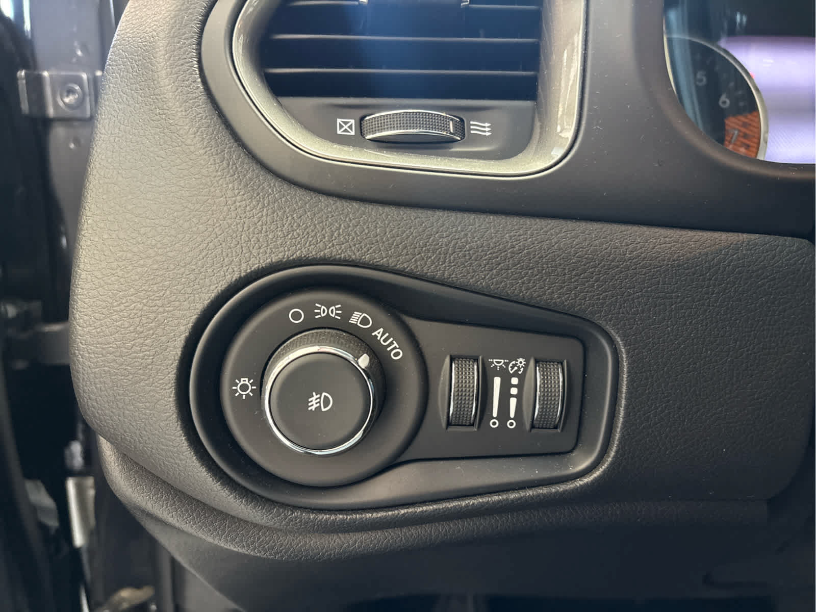 Used 2022 Jeep Renegade Latitude w/ Convenience Group AWD/4WD image 17