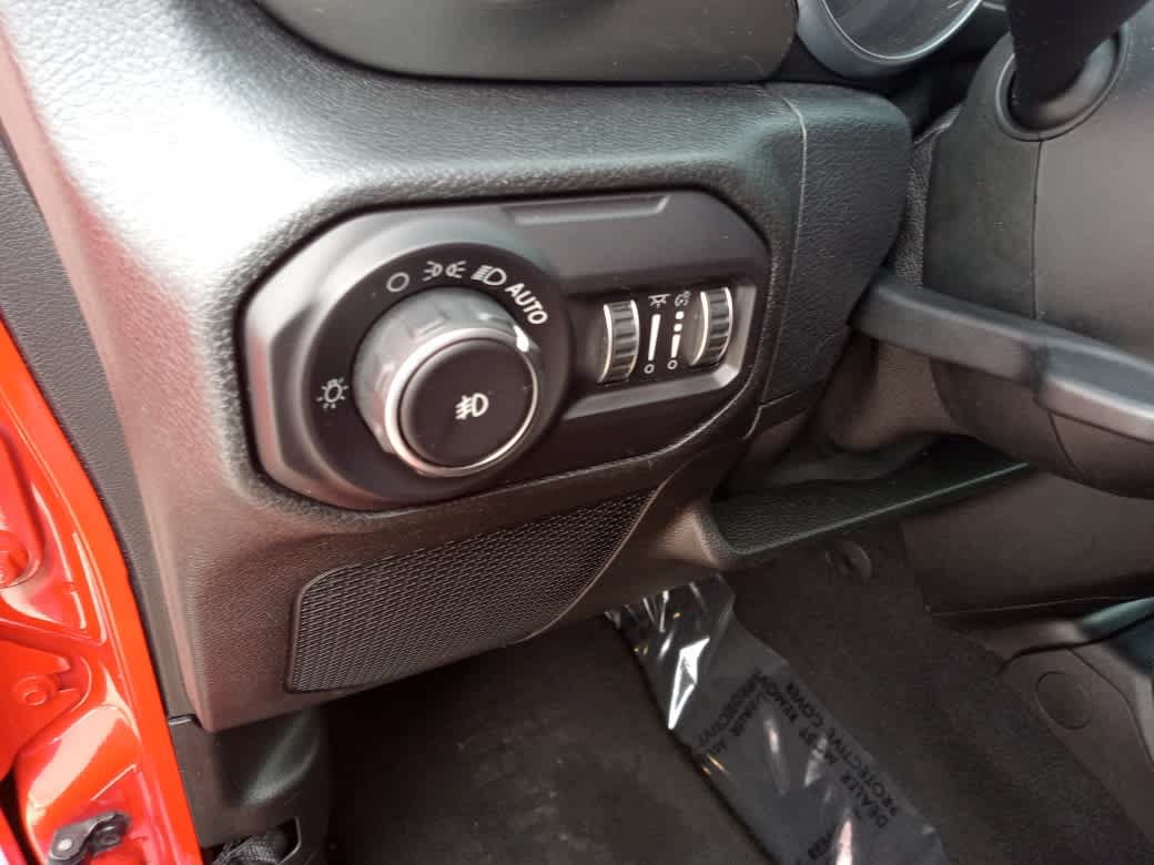Used 2018 Jeep Wrangler Unlimited Sahara AWD/4WD image 11