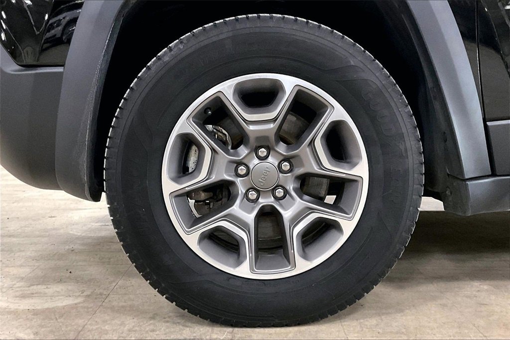 Used 2021 Jeep Cherokee Trailhawk w/ Trailer Tow Group image 11