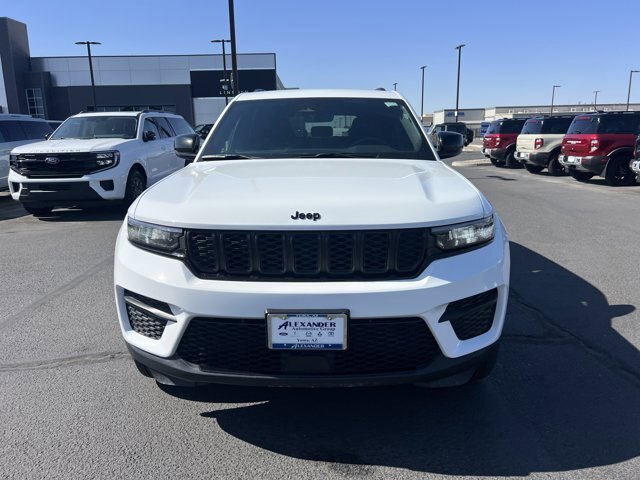 Used 2025 Jeep Grand Cherokee Altitude AWD/4WD image 2