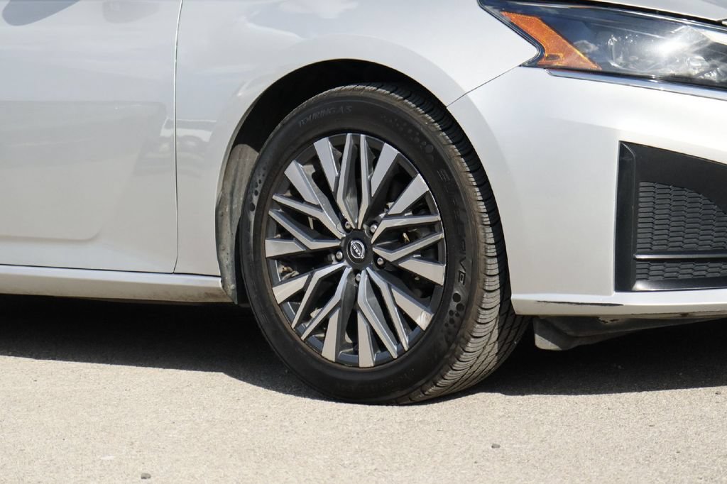 Used 2024 Nissan Altima 2.5 SV FWD image 28