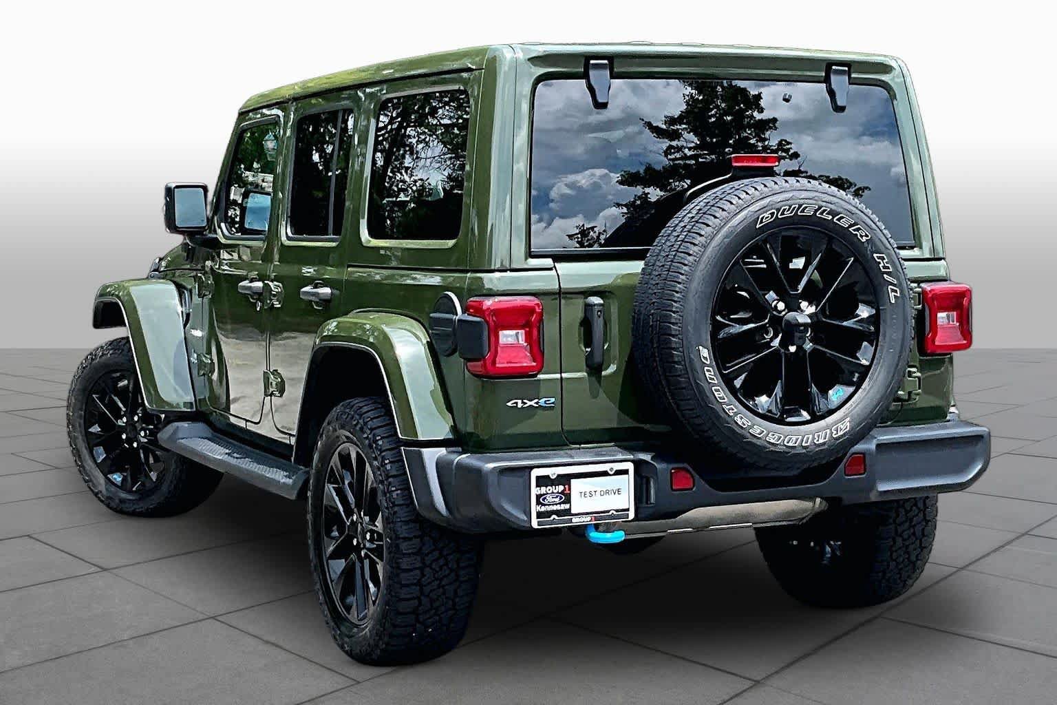 Used 2022 Jeep Wrangler Unlimited Sahara w/ Cold Weather Group AWD/4WD image 12