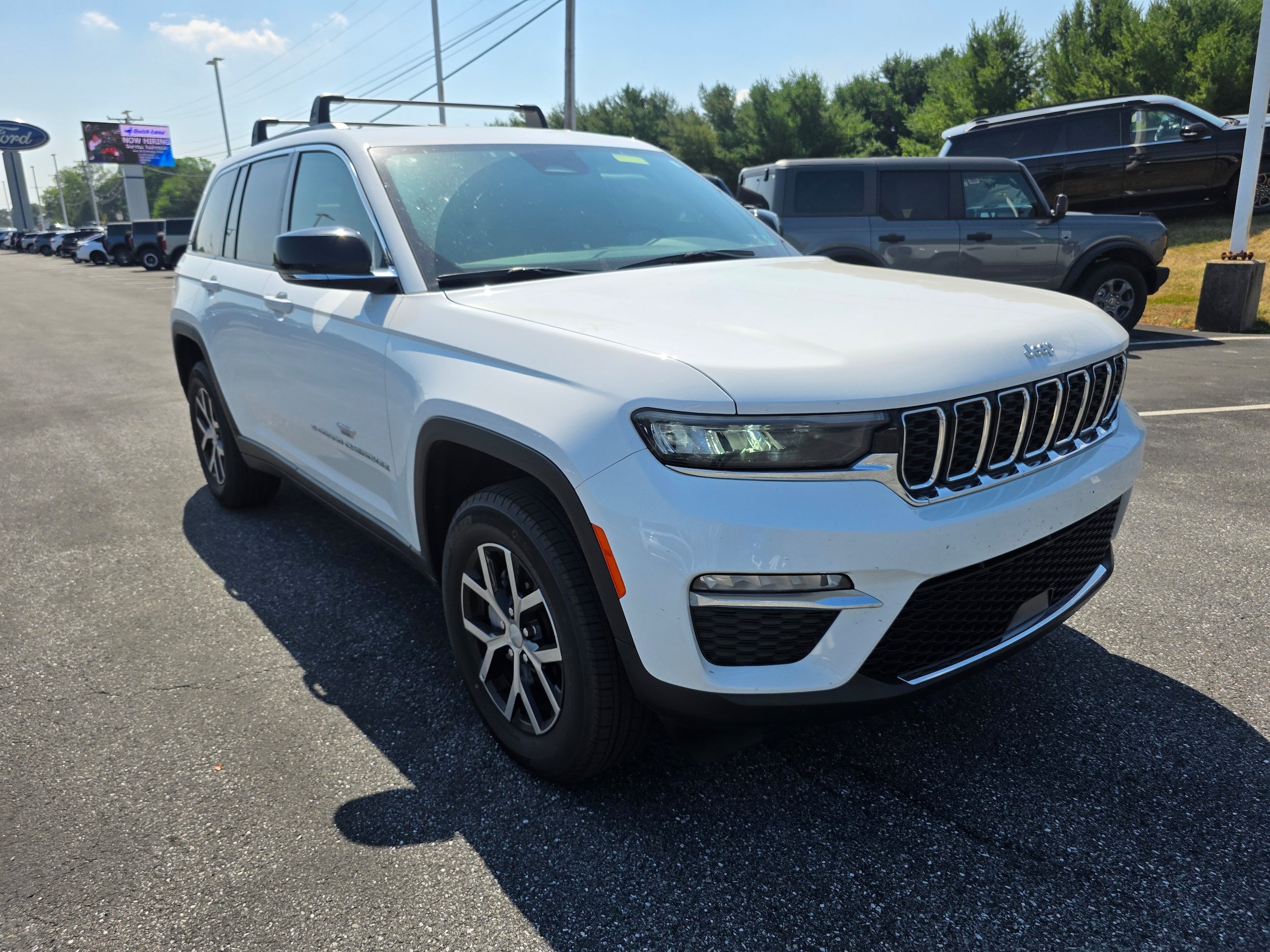 Used 2025 Jeep Grand Cherokee Limited AWD/4WD image 7