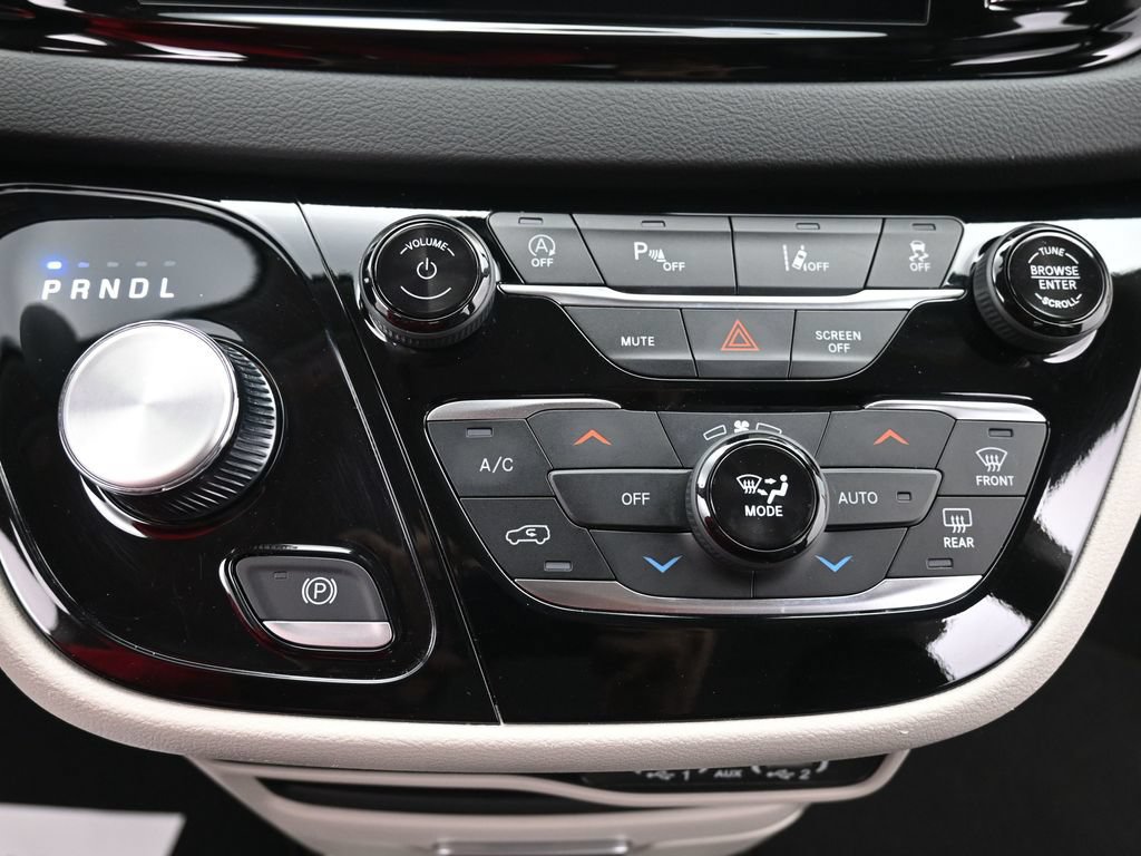 Used 2024 Chrysler Pacifica Touring-L FWD image 11