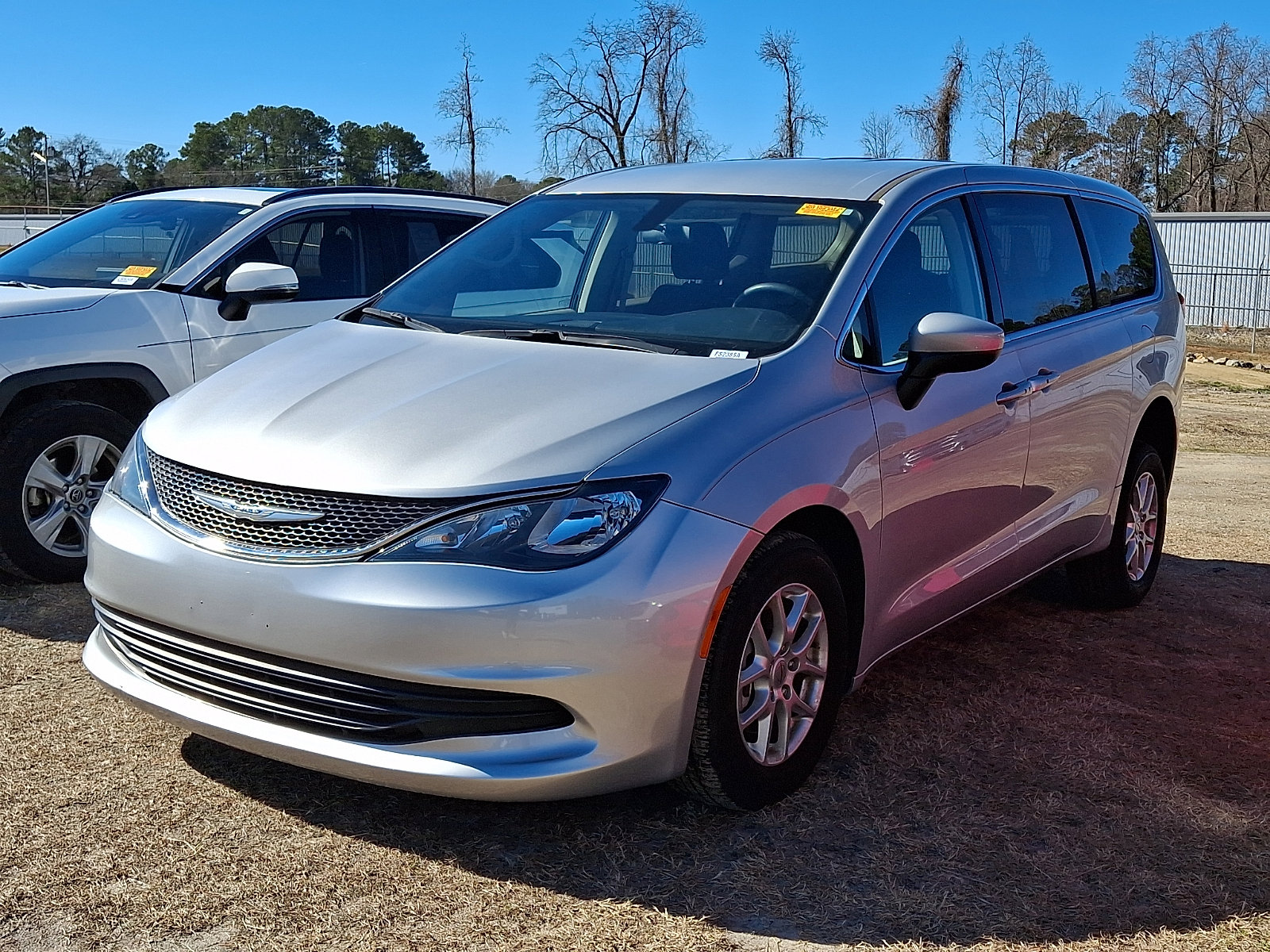 Used 2022 Chrysler Voyager LX image 3