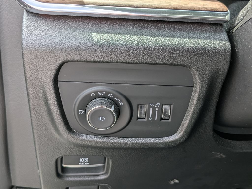 Used 2023 Jeep Grand Cherokee Summit AWD/4WD image 26