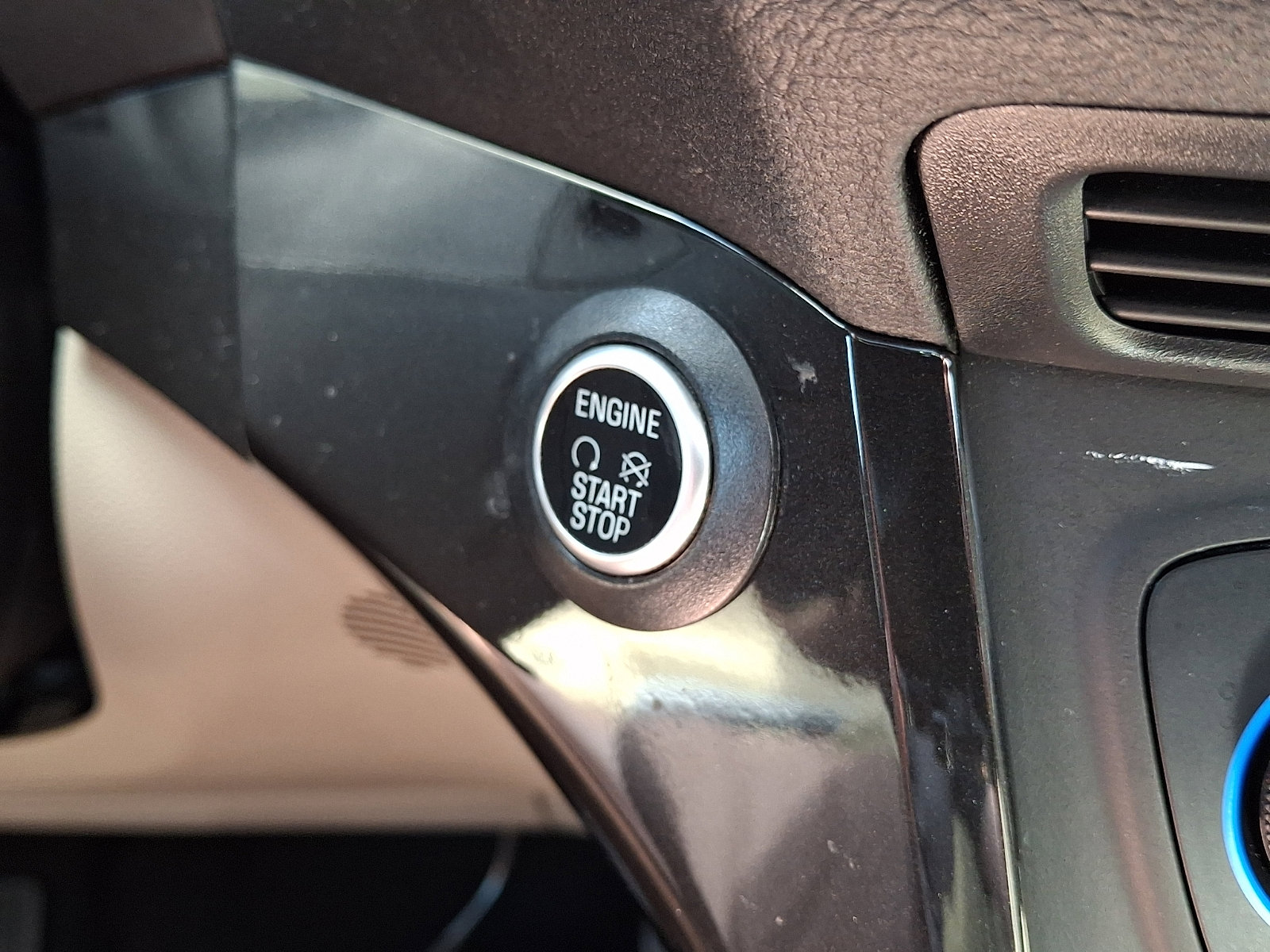 Certified 2019 Ford Escape Titanium AWD/4WD image 27