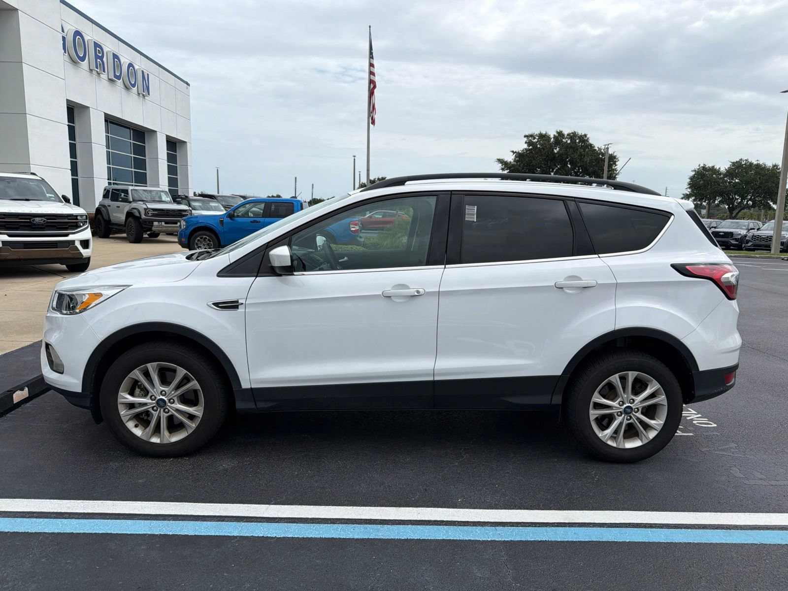 Certified 2018 Ford Escape SE w/ SE Sync 3 Package AWD/4WD image 5