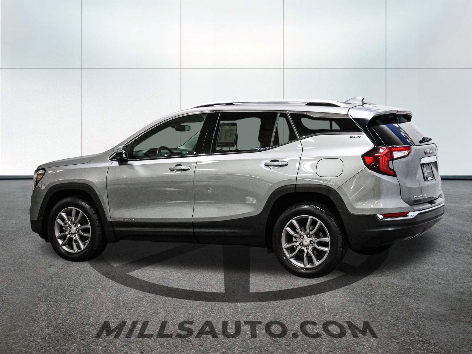 Used 2024 GMC Terrain SLT image 7