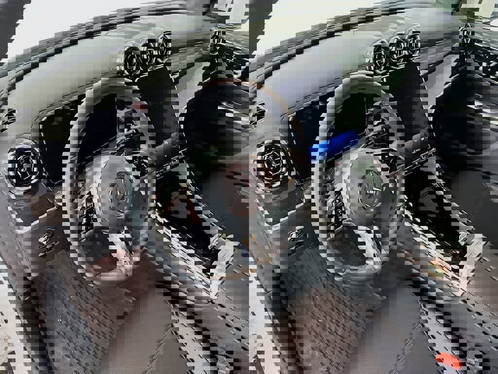 Used 2024 Mercedes-Benz GLC 300 4MATIC image 9