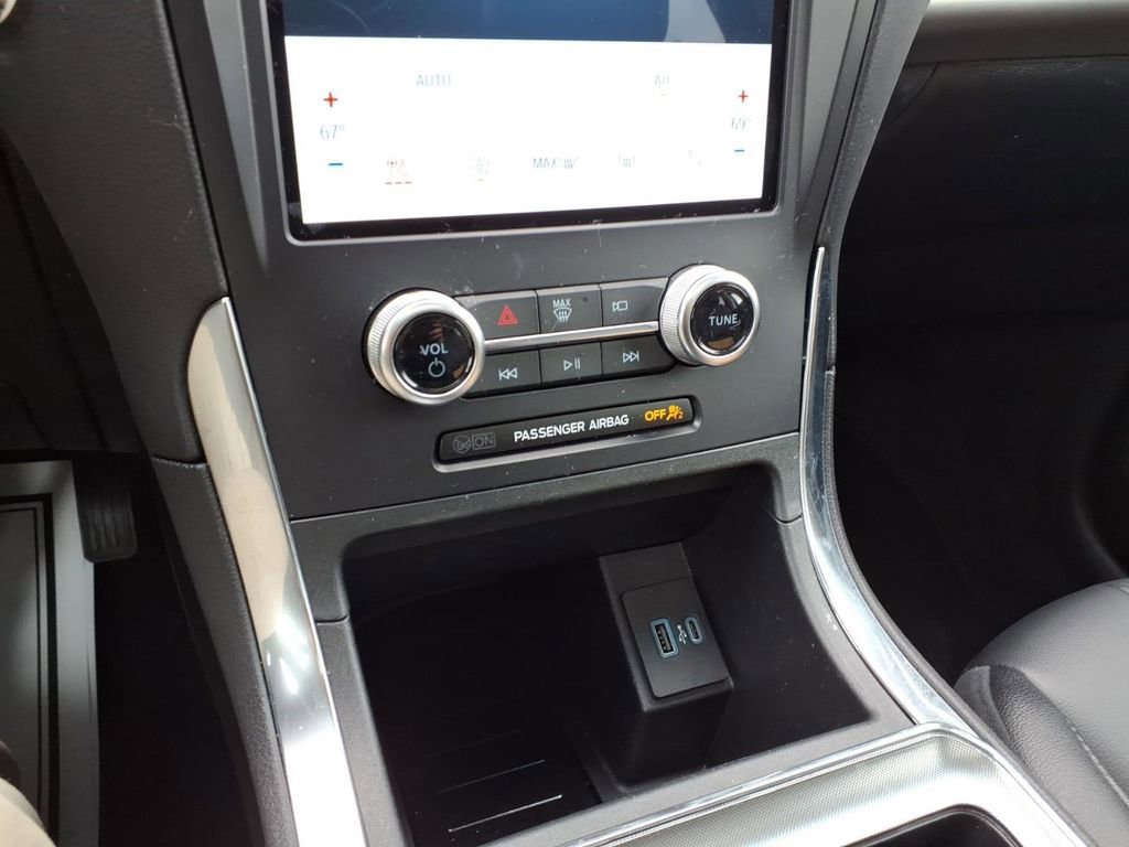 Certified 2024 Ford Edge Titanium w/ Class II Trailer Tow Package image 22