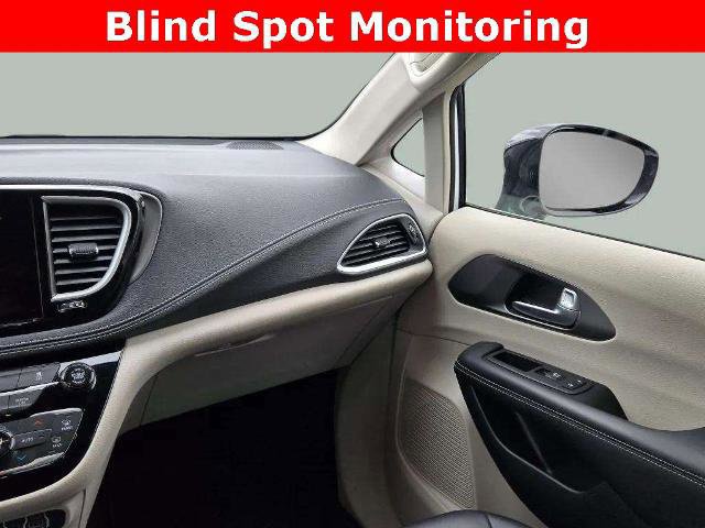 Used 2024 Chrysler Pacifica SELECT image 11