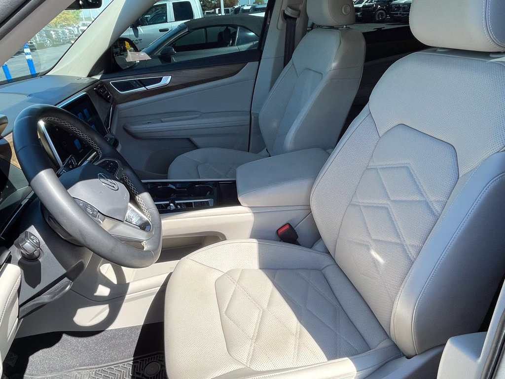 Used 2024 Volkswagen Atlas SE w/ Panoramic Sunroof Package AWD/4WD image 9