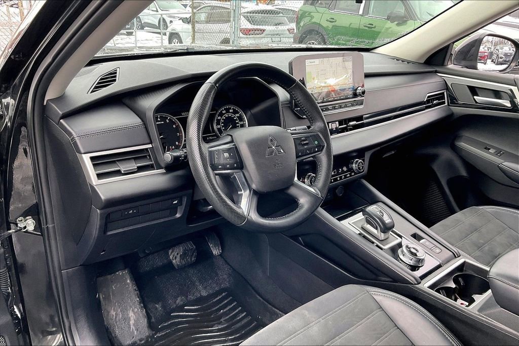 Used 2024 Mitsubishi Outlander SE image 12